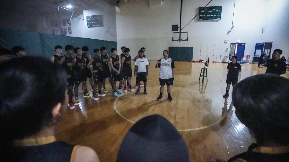 Semangat belajar tak surut meski badai melanda. DBL Indonesia All-Star 2026 tetap berlatih bersama dalam gelap bersama Micah Lancaster.