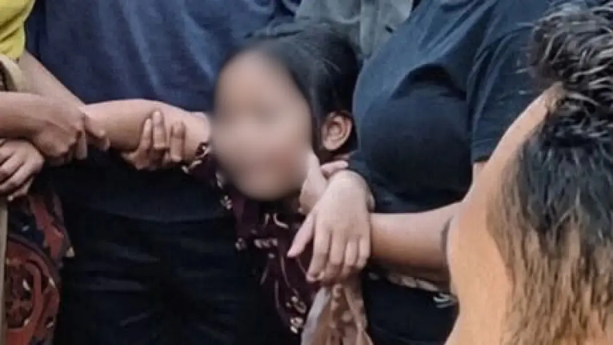 Seorang anak tampak menangis di dekat jasad pria yang diduga merupakan pelaku pencurian ayam di Desa Batunya, Kecamatan Baturiti, Kabupaten Tabanan, Bali. (X/@hudanmuzakki)