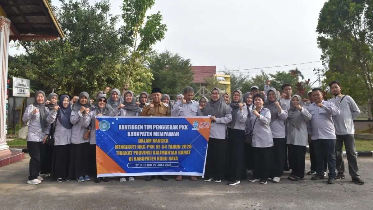 Wabup Juli Suryadi saat melepas kontingen PKK Kabupaten Mempawah.