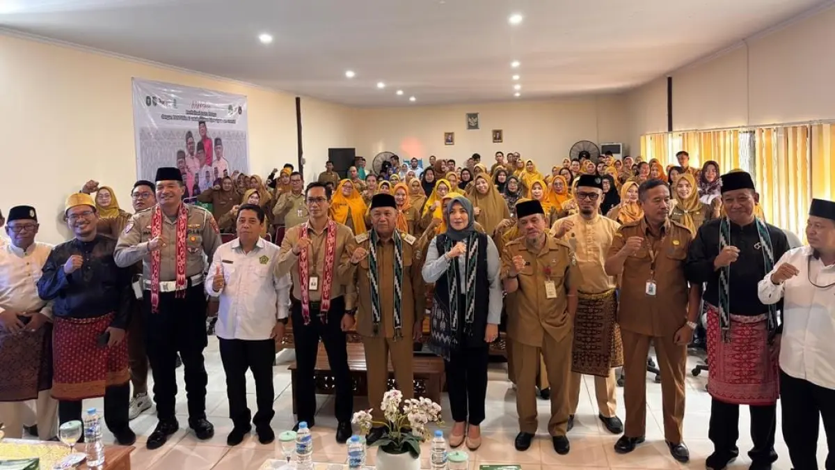 Wabup Mempawah, Juli Suryadi foto bersama peserta workshop di SMK Negeri 1 Mempawah.