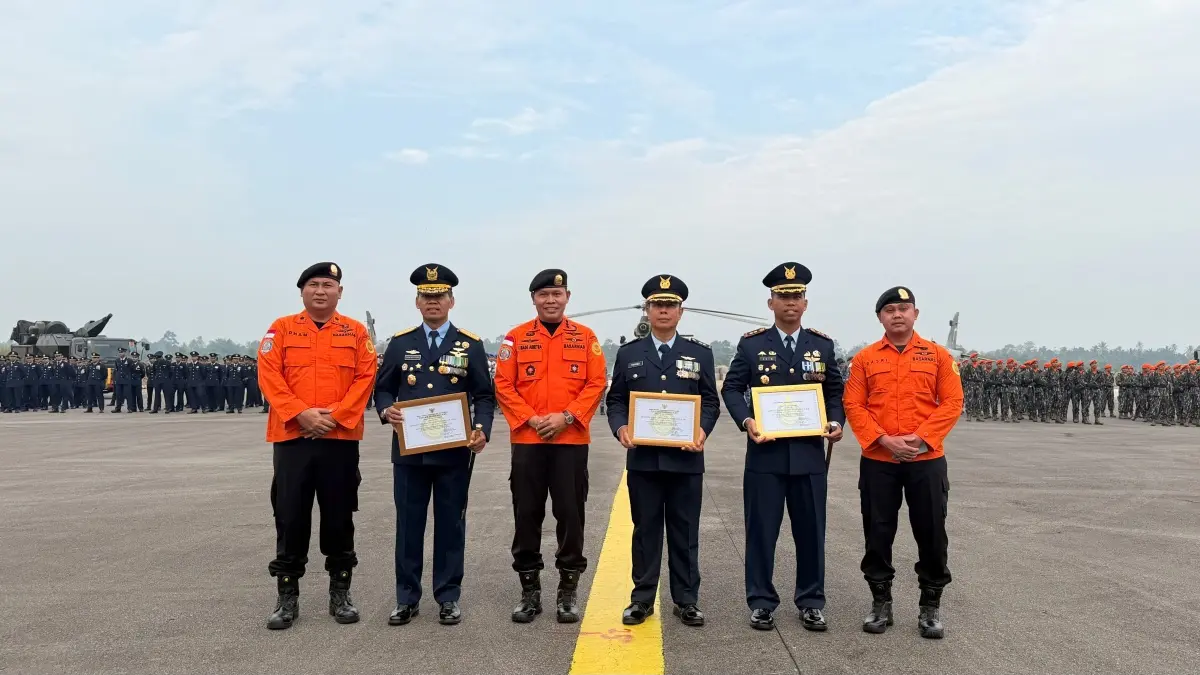 Kepala Kantor SAR Pontianak, I Made Junetra, menyerahkan plakat penghargaan kepada Komandan Lanud Supadio Marsma TNI Sidik Setiyono, Kepala Dinas Operasi Lanud Supadio Kolonel Pnb D. Leonard Dumatubun, dan Komandan Batalyon Komando 466 Kopasgat Letkol Pas Adim Dwi Prasanda, Rabu (29/7). (ISTIMEWA)