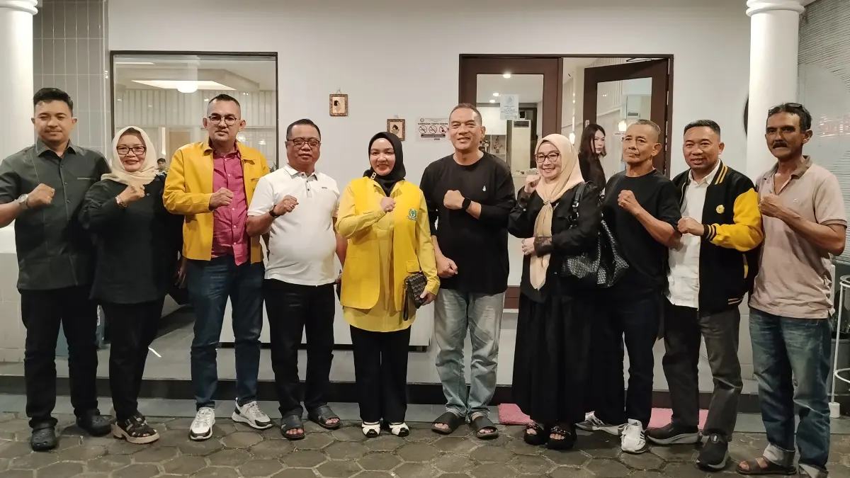 Ketua DPD Partai Golkar Kota Pontianak Bebby Nailufa berfoto bersama jajaran panitia dan pengurus usai rapat pemantapan pelaksanaan Musda XI DPD Partai Golkar Kota Pontianak di Pontianak. Musda dijadwalkan berlangsung pada Minggu (2/8) dengan agenda memilih ketua baru dan menyusun program kerja organisasi lima tahun ke depan. (MIRZA/PONTIANAK POST)