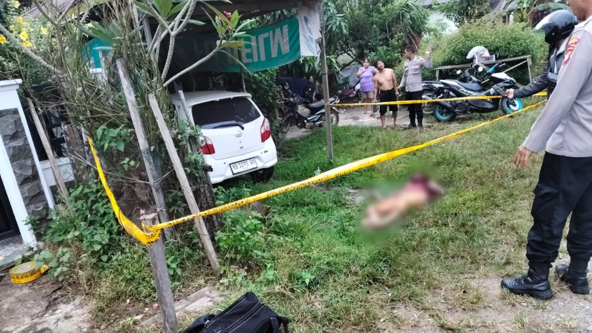 OLAH TKP: Personel Polsek Sekadau Hilir bersama Unit Inafis Satreskrim Polres Sekadau melakukan olah tempat kejadian perkara setelah seorang pria ditemukan meninggal dunia di Dusun Senuruk, Desa Sungai Ringin, Kecamatan Sekadau Hilir, Kamis (30/7). Polisi masih menyelidiki penyebab kematian korban.