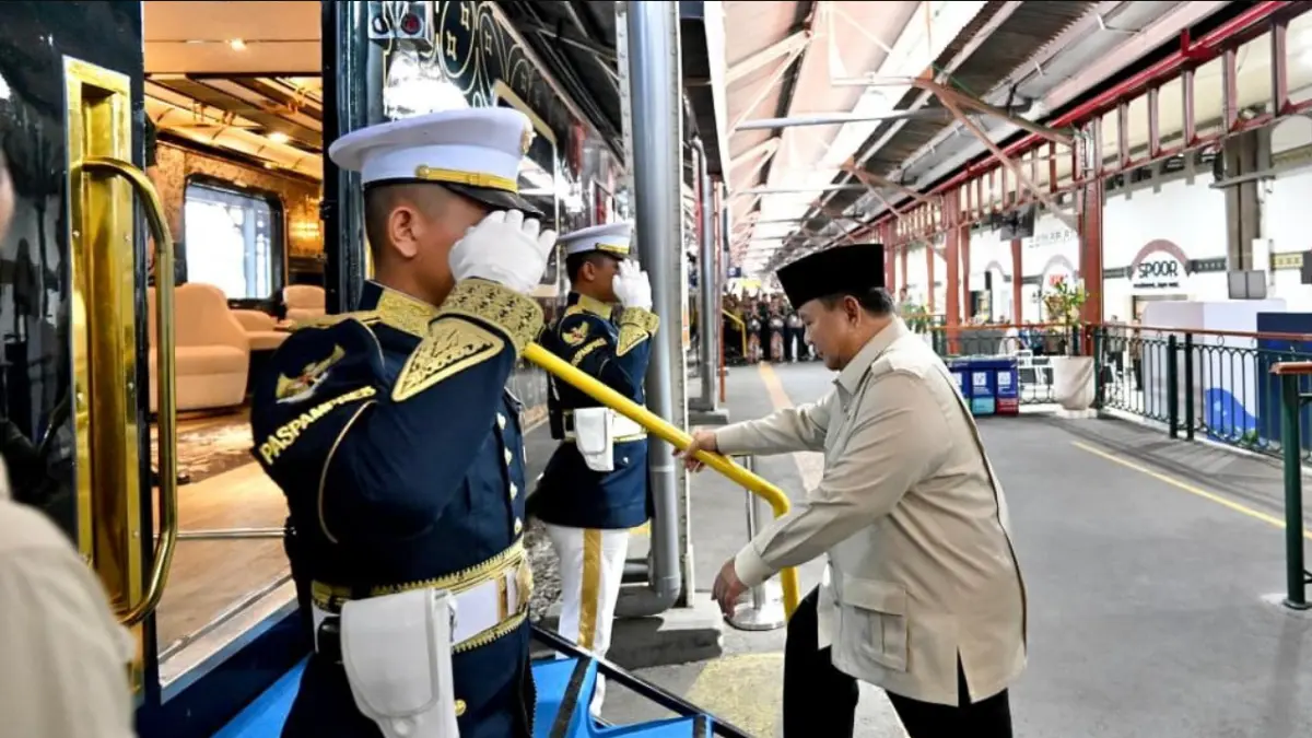 RESMIKAN: Dorong Jaringan Rel Nasional – Presiden Prabowo Subianto menaiki KA Nusantara Explorer seusai meresmikan revitalisasi Stasiun Semarang Tawang, Kamis (30/7). Presiden menegaskan pembangunan Trans Sumatra harus dilanjutkan dengan Trans Kalimantan, bahkan membuka peluang kedua proyek berjalan bersamaan.  (BPMI SETPRES/CAHYO)
