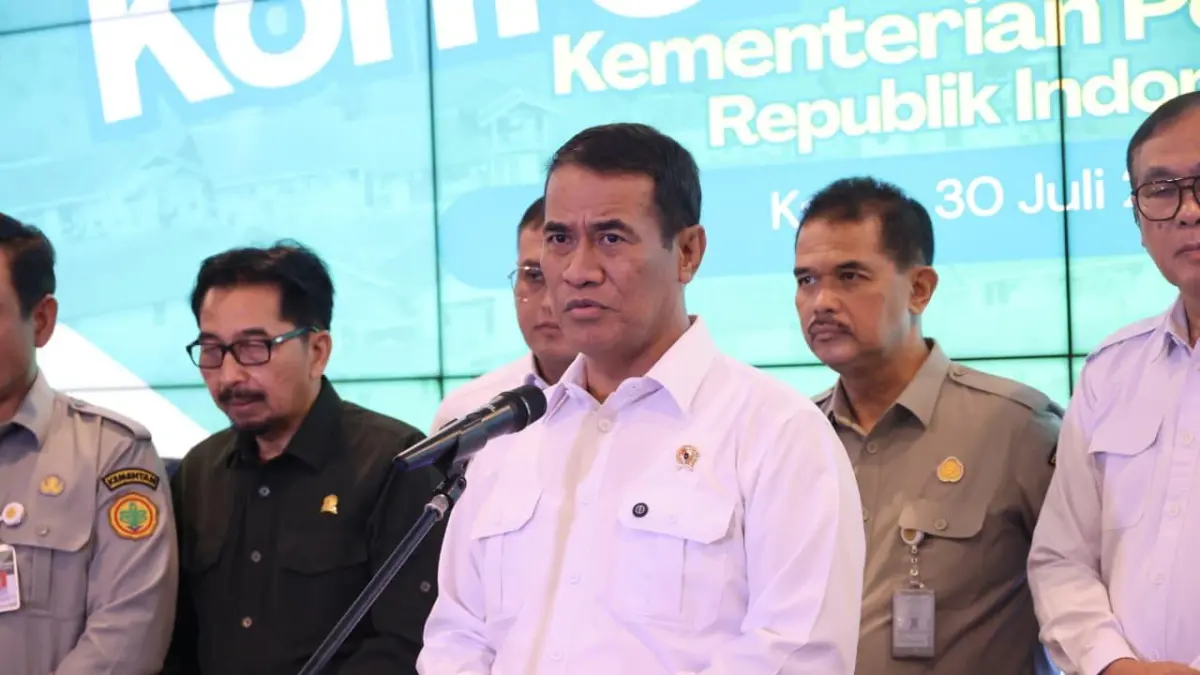 Menteri Pertanian Andi Amran Sulaiman menyampaikan hasil investigasi dugaan mafia beras dalam konferensi pers di Jakarta. Pemerintah mengungkap potensi kerugian masyarakat hingga Rp169,9 triliun akibat peredaran beras premium dan beras fortifikasi yang tidak memenuhi standar mutu.