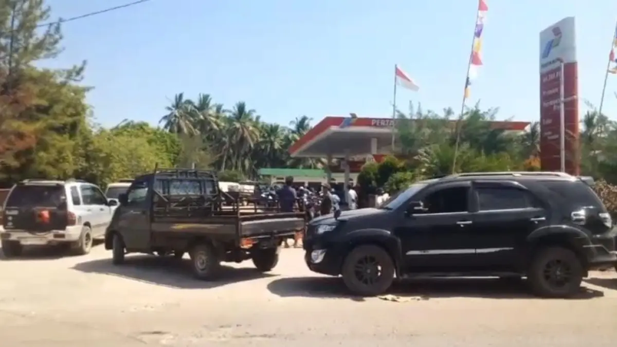 Antrean panjang dan krisisya BBM di Stasiun Pengisian Bahan Bakar Umum (SPBU) di Kecamatan Teluk Batang, Kabupaten Kayong Utara.  (ISTIMEWA)