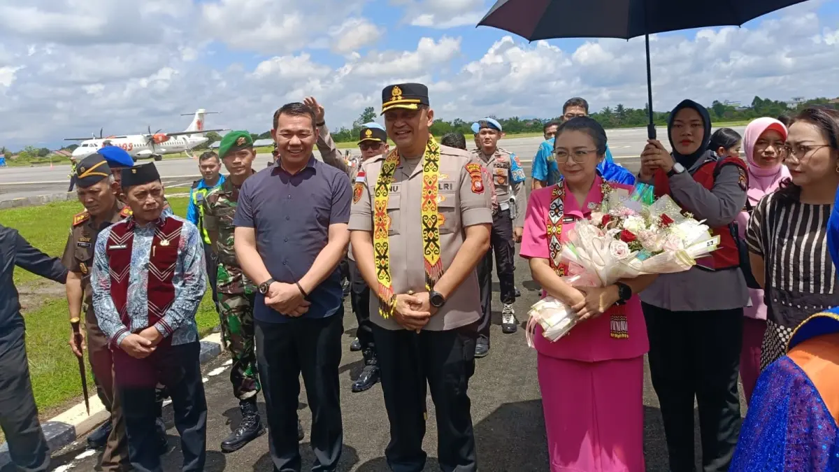 Bupati Kapuas Hulu Fransiskus Diaan saat menyambut kedatangan Kapolres Kapuas Hulu yang baru AKBP Wisnu Perdana Putra di Bandara Pangsuma Putussibau. (TAUFIK/PONTIANAK POST)