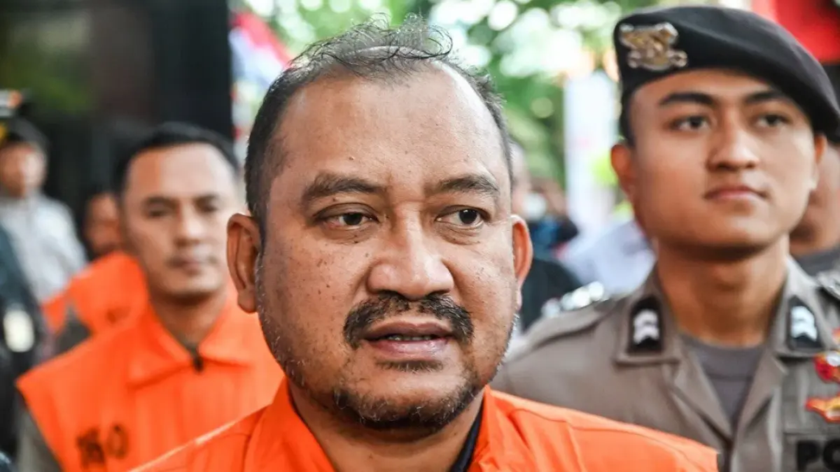 Bupati Pemalang Anom Widiyantoro (tengah) berjalan menuju mobil tahanan usai menjalani pemeriksaan di Gedung Merah Putih KPK, Jakarta, Kamis (30/7/2026). ANTARA FOTO/Fakhri Hermansyah/wsj/am.