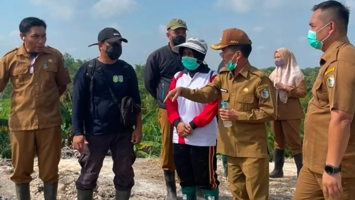 Bupati Sintang Gregorius Herkulanus Bala meninjau langsung kondisi TPA Nenak, peninjauan dilakukan untuk memastikan kesiapan infrastruktur dan penataan kawasan sebelum sistem baru diberlakukan.(RISKA / PONTIANAK POST) 

