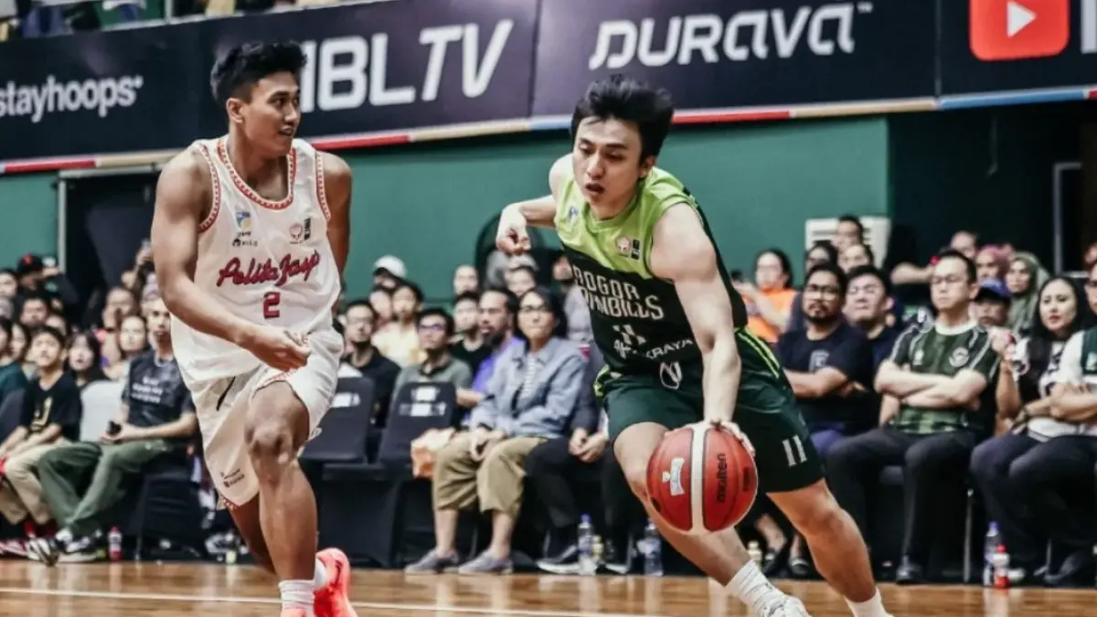 Dokumentasi pebasket Calvin Chrissler membawa bola dalam salah satu pertandingan IBL 2026, saat masih membela Bogor Hornbills. ANTARA/HO-IBL