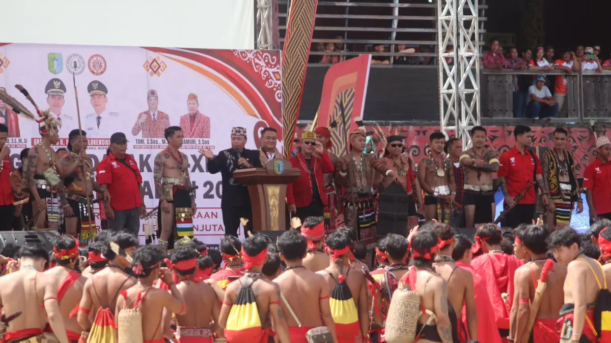 JAGA KEAMANAN: Personel Satbrimob Polda Kalbar bersiaga mengamankan pelaksanaan Pekan Gawai Dayak Kabupaten Sintang ke-XIII di Rumah Betang Tampun Juah, Desa Jerora Satu. Pengamanan dilakukan untuk memastikan seluruh rangkaian kegiatan budaya berlangsung aman, tertib, dan kondusif.