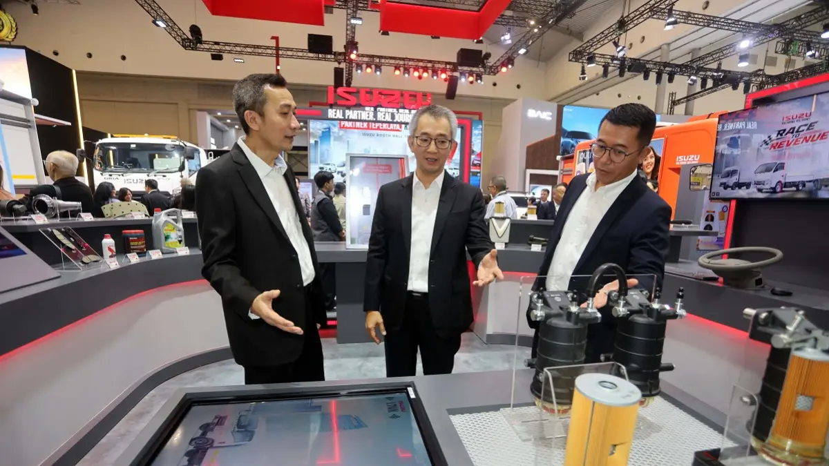 Vice President Director  PT. Isuzu Astra Motor Indonesia (IAMI) Anton Rusli (tengah), Direktur Solusi Bisnis dan LCV Bisnis Anjar Rosjadi (kiri), dan Business Strategy Division Head Rian Erlangga (kanan) berbincang hangat pada gelaran GIIAS 2026, Rabu (29/7), di ICE BSD Tangerang Selatan. (ISTIMEWA)