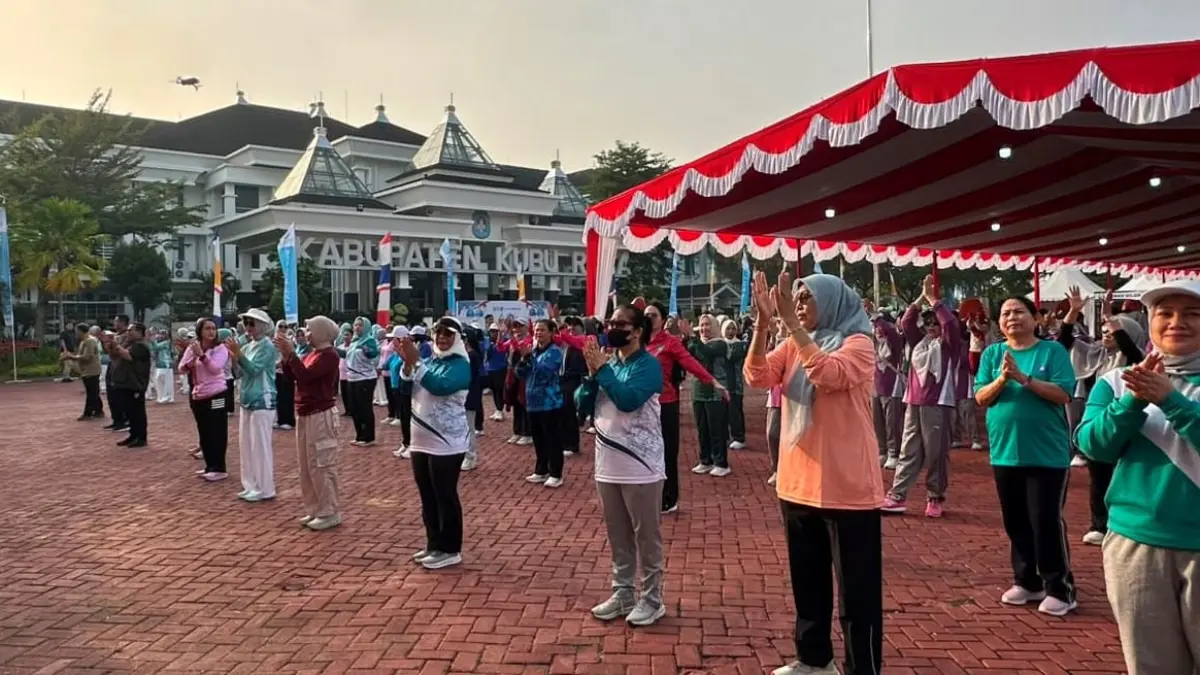 Erlina saat menghadiri kegiatan senam sehat di Halaman Kantor Bupati Kubu Raya.