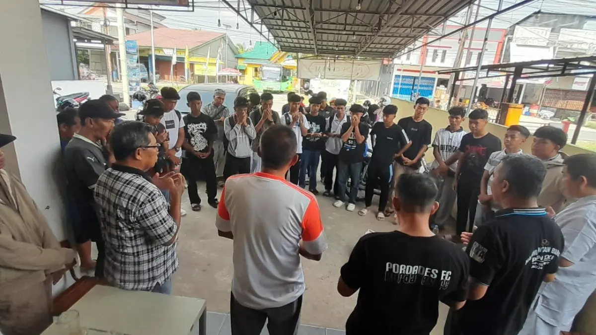 Gabsis Sambas U-17 saat dilepas untuk bertolak ke Pontianak ikuti Piala Soeratin zona Kalbar U-17.