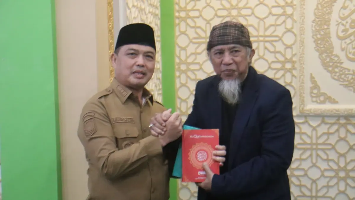 Gubernur Ria Norsan menerima penyerahan wakaf Al-Qur