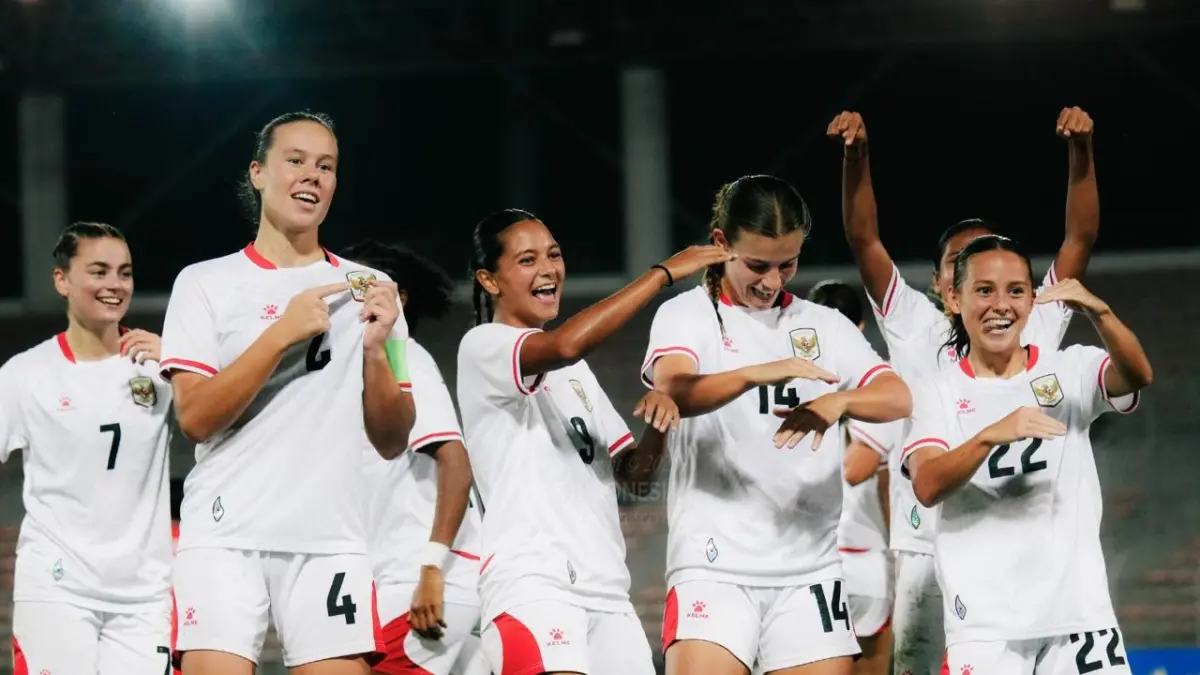 JUARA BERUNTUN: Para pemain Timnas Putri Indonesia merayakan keberhasilan mempertahankan gelar juara AFF Women