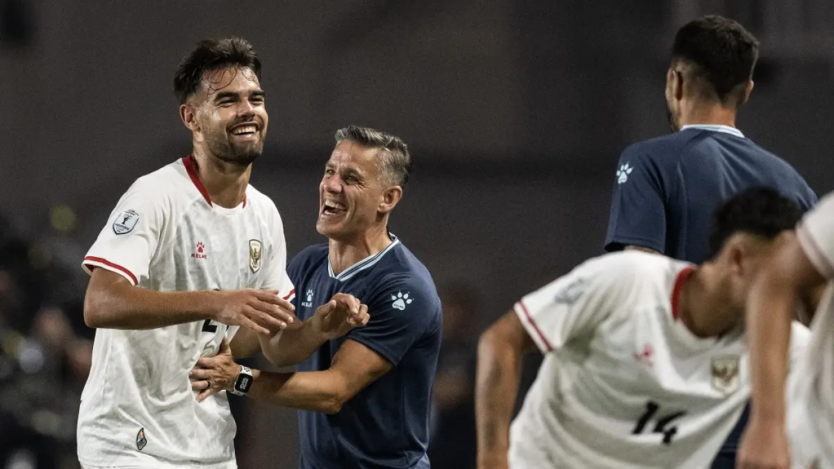 Jens Raven berselebrasi bersama Pelatih John Herdman usai membobol gawang Kamboja pada pertandingan Grup A Piala AFF 2026 di Stadion Gelora Pakansari, Kabupaten Bogor, Senin (27/7/2026). (ANTARA FOTO/Bayu Pratama S)