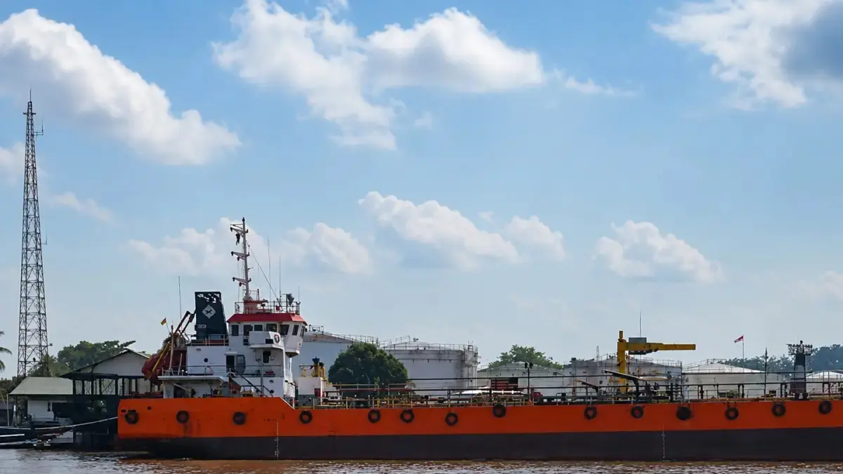 Kapal tanker Pertamina bersandar di Depot Pertamina Siantan, Pontianak, Selasa (28/7). Keterlambatan satu kapal pengangkut akibat kondisi air surut memicu antrean di sejumlah SPBU. (TANGKAPAN LAYAR VIDEO WARGA)