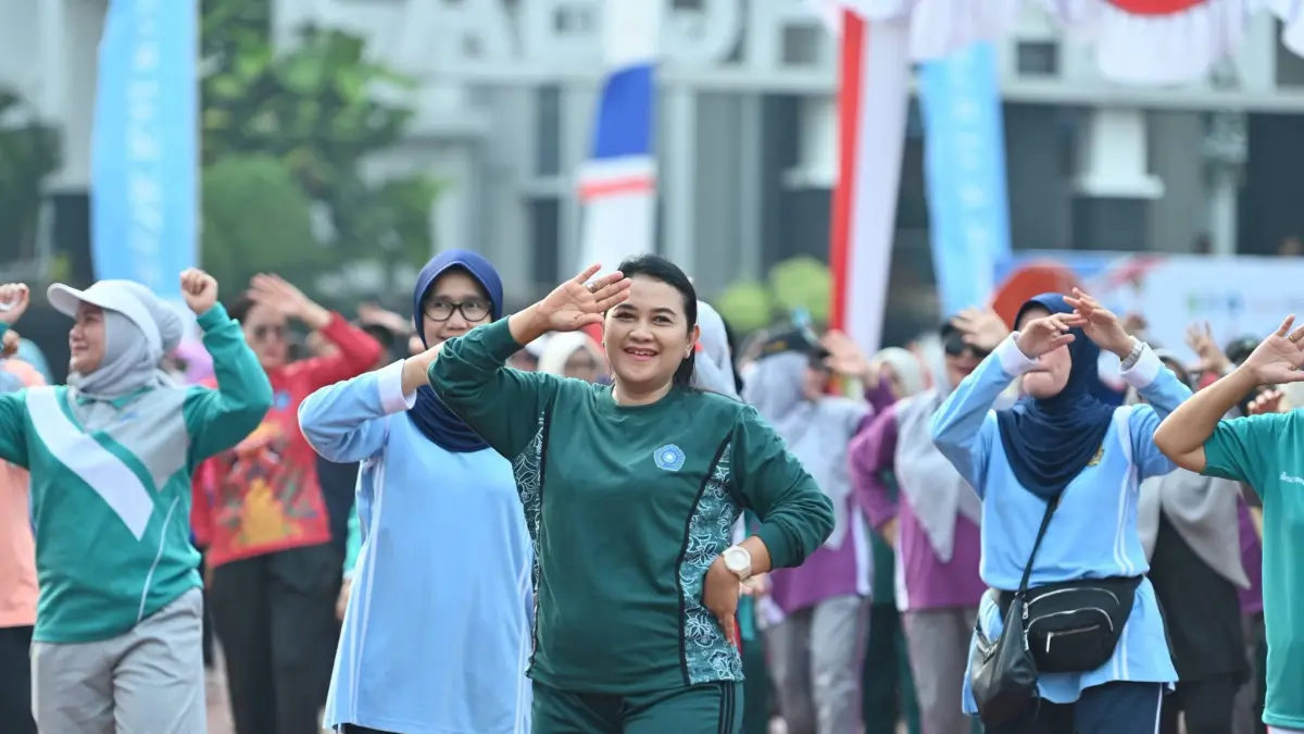 Ketua TP PKK Ketapang, Lusia Dewi Nurjana Alexander Wilyo, mengikuti senam bersama di halaman Kantor Bupati Kubu Raya, Selasa (28/7). (ISTIMEWA)