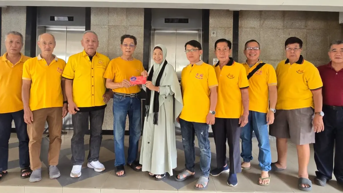 Komunitas Insan Bahagia (Xing Fu) saat menyerahkan donasi untuk Dzakiyyah Nur Hasyfah, pasien Dompet Simpatik Pontianak Post. (ISTIMEWA)