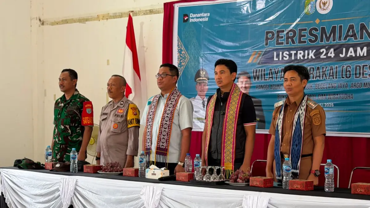Suasana persiapan peresmian layanan listrik 24 jam di enam desa Kecamatan Ketungau, Kabupaten Sintang. Hadir dalam kegiatan tersebut Anggota Komisi XII DPR RI, Manager PLN UP3 Sanggau, Forkopimcam Ketungau Tengah, serta para pemangku kepentingan sebagai bentuk dukungan terhadap pemerataan akses listrik  bagi masyarakat.