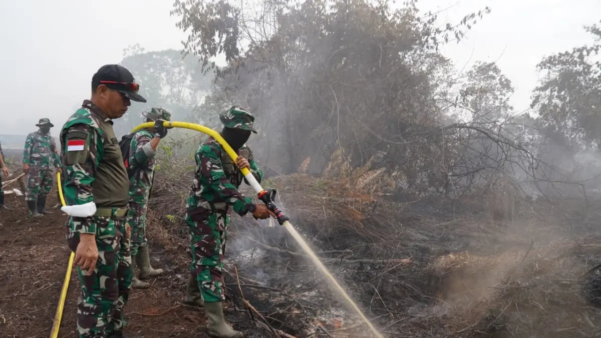 Pangdam XII/Tanjungpura Mayjen TNI Novi Rubadi Sugito meninjau lokasi kebakaran hutan dan lahan di Jalan Angkasa Pura II, Kabupaten Kubu Raya, Rabu (29/7). (ISTIMEWA)