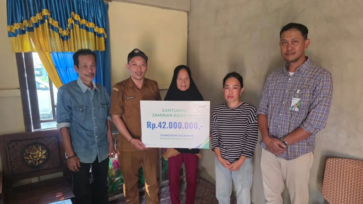 Penyaluran santunan JKM kepada keluarga ketua RT di Kelurahan Sungai Jawi Dalam Pontianak Barat beberapa waktu lalu. (DOK BPJS KETENAGAKERJAAN)