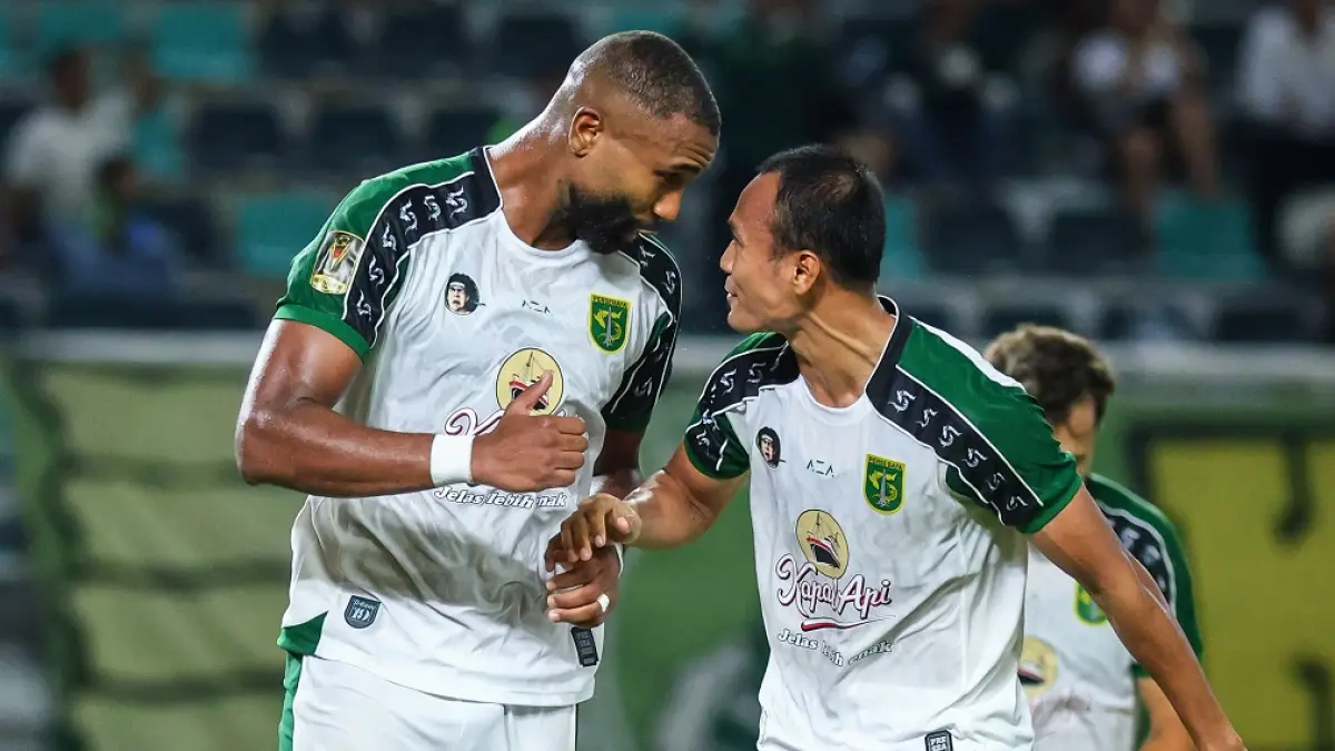 Pesepak bola Persebaya Surabaya Yuran Fernandes (kiri) berselebrasi bersama rekannya Koko Ari Araya usai mencetak gol ke gawang PSMS Medan, Rabu (29/7/2026). Persebaya Surabaya mengalahkan PSMS Medan dengan skor 1-0. (ANTARA FOTO/Rizal Hanafi)
