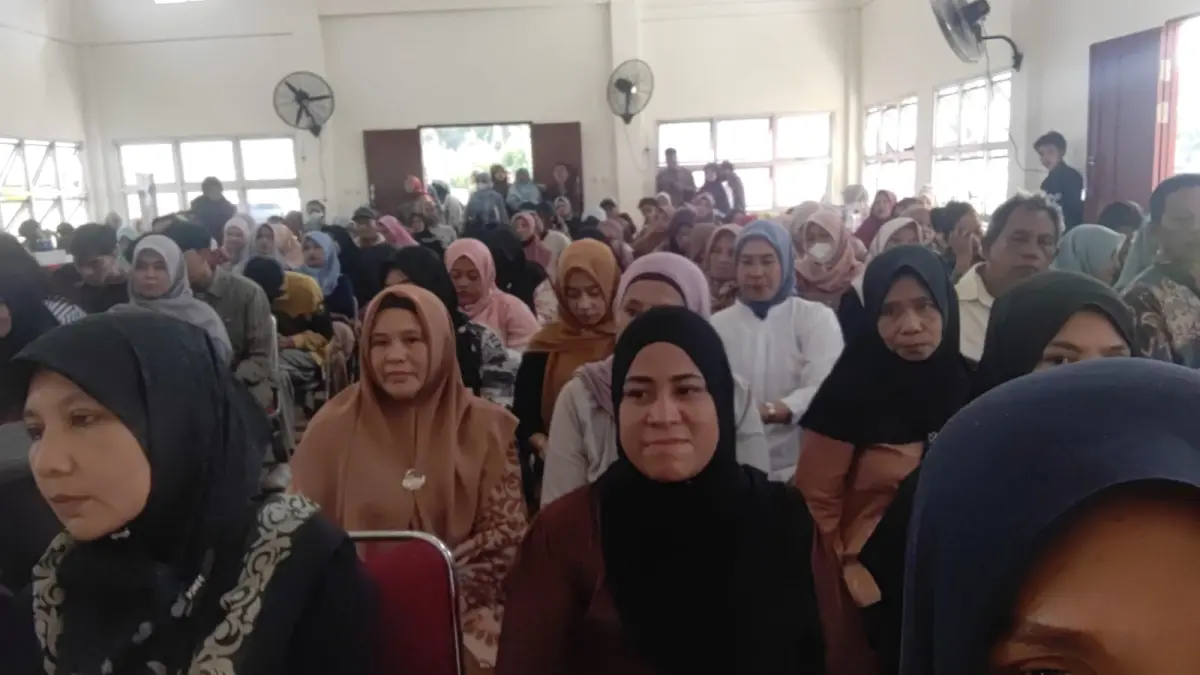 PESERTA PKM : Peserta dari UMKM Sungai Kakap tampak serius mengikuti kegiatan PKM yang digelar FEBI IAIN Pontianak. (IST)     