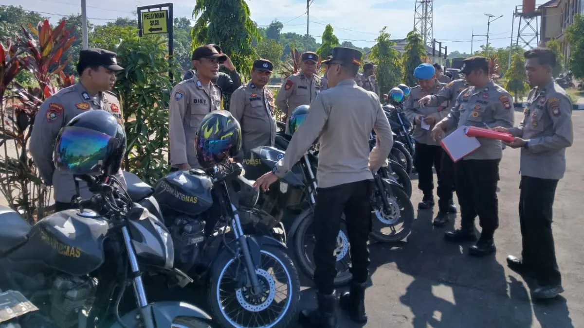 CEK KESIAPAN ARMADA: Wakapolres Kayong Utara Kompol Denny Satria memeriksa kendaraan dinas roda dua saat pengecekan 39 unit armada di halaman Mapolres Kayong Utara, Kamis (30/7). Pemeriksaan dilakukan untuk memastikan kesiapan operasional kendaraan dalam mendukung pengamanan MTQ XXXIV Tingkat Provinsi Kalimantan Barat 2026 serta kunjungan kerja Kapolda Kalbar Irjen Alberd Teddy.