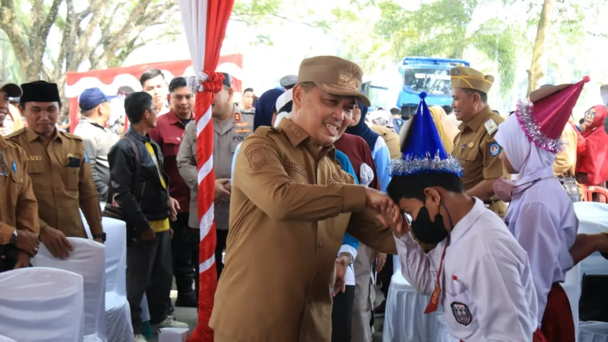 Ria Norsan menyalami pelajar di acara pencanangan Bulan Bhakti Gotong Royong Masyarakat (BBGRM) XXIII Tahun 2026 yang dirangkaikan dengan peringatan Harganas ke-33. (ADPIM PEMPROV KALBAR)