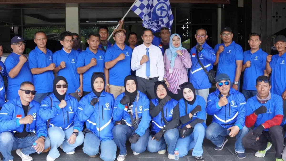 Rombongan mitra "Kite Antar" bersama Kepala Dinas Komunikasi dan Informatika Kota Pontianak, Syamsul Akbar, di Halaman Kantor Wali Kota Pontianak, Kamis (30/7/2026). (Pemkot Pontianak)


