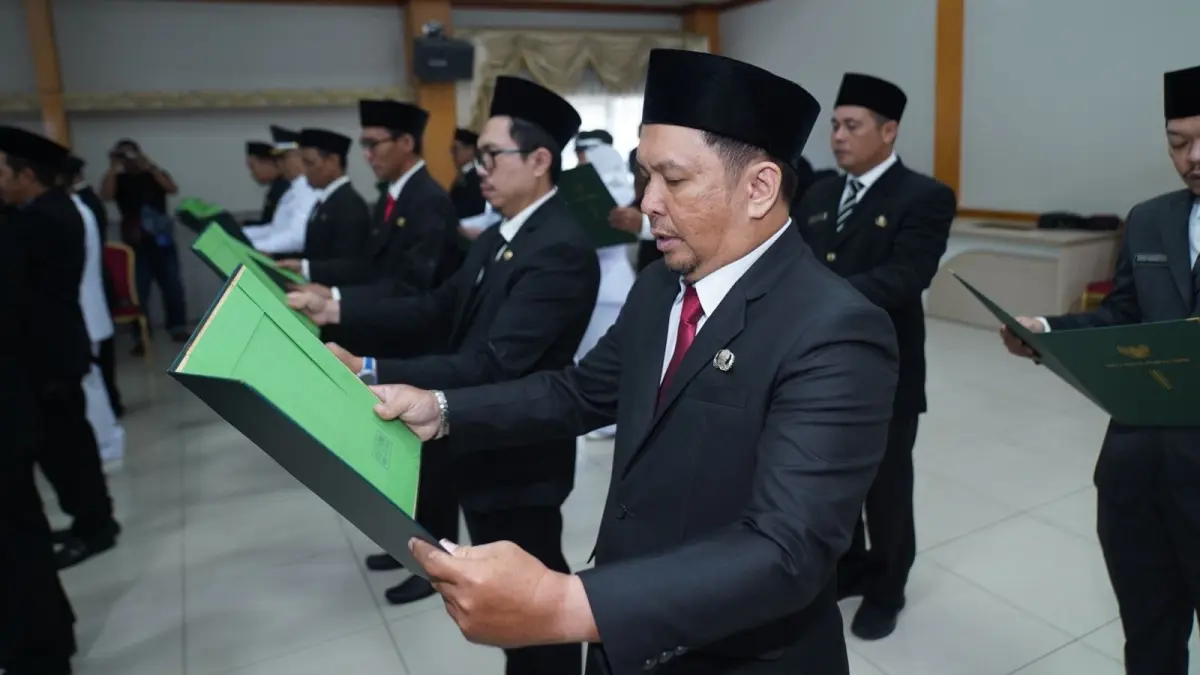 ROTASI: Pembacaan sumpah jabatan sejumlah pejabat pimpinan tinggi pratama, administrator, dan pengawas di lingkungan Pemerintah Kota Pontianak di Aula Sultan Syarif Abdurrahman, Kantor Wali Kota Pontianak, Kamis (30/7).  