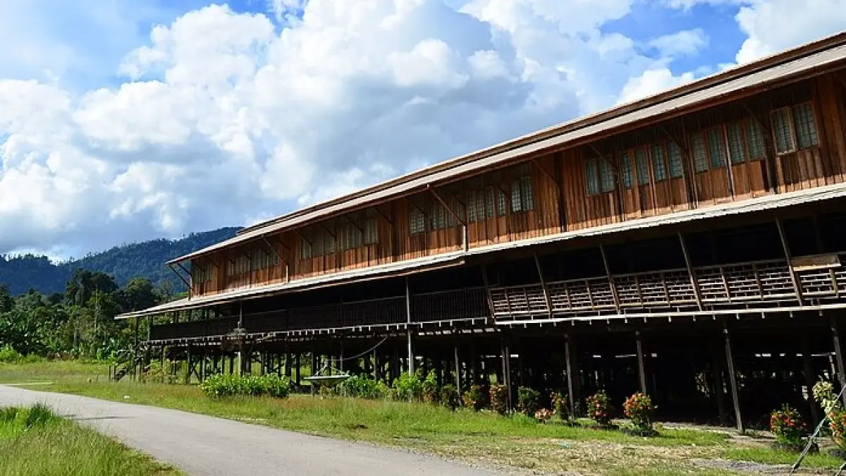 Rumah Panjai Dayak Iban menjadi inspirasi desain arsitektur Bifurca Tower yang mengantar tim Universitas Indonesia meraih peringkat keenam dunia pada EERI Seismic Design Competition 2026.