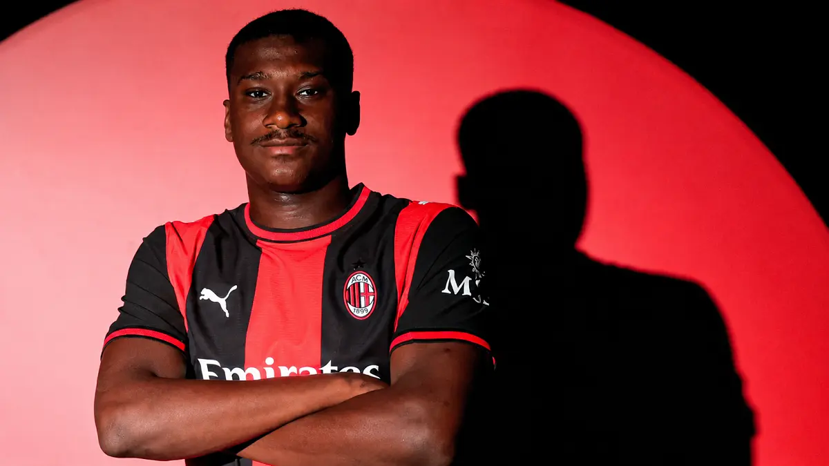 Sankhoun Diawara resmi diperkenalkan sebagai rekrutan ketiga AC Milan pada bursa transfer musim panas setelah didatangkan dari Troyes. (IG@acmilan)