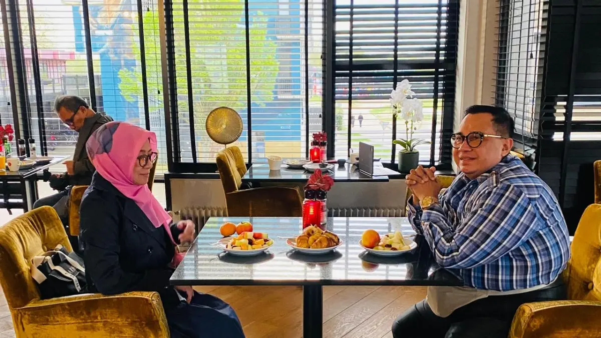 Syafaruddin Daeng Usman dan istri menikmati roti dan keju untuk beberapa waktu singkat setiap harinya selama di Paris Prancis. Bonjour ... Au Revoir. (IST)