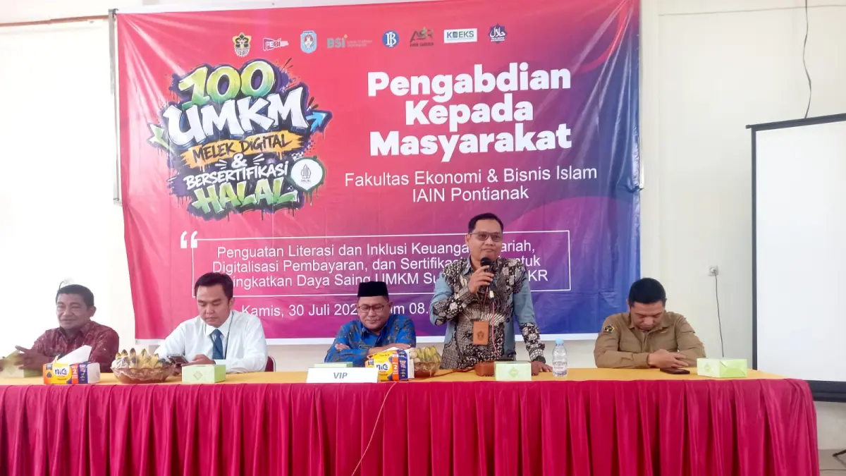 Tim PKM FEBI bersama industri keuangan dan pemerintah saat menyampaikan materi dalam upaya mendorong UMKM Sungai Kakap Naik Kelas melalui Digitalisasi dan Sertifikasi Halal. 