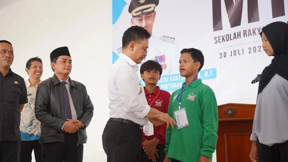 Wali Kota Pontianak, Edi Rusdi Kamtono berdialog dengan siswa saat pembukaan Masa Pengenalan Lingkungan Sekolah (MPLS) Sekolah Rakyat, Jalan Flora, Kelurahan Batu Layang, Kecamatan Pontianak Utara, Kamis (30/7/2026). (Pemkot Pontianak)