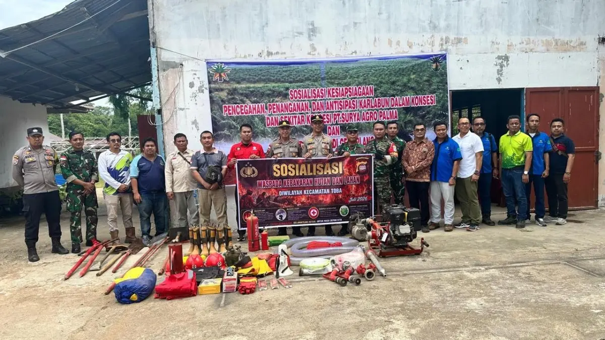 Kapolsek Meliau Iptu Supar bersama Kapolsek Toba Iptu Arnold Rocky Montolalu menghadiri Sosialisasi Kesiapsiagaan Pencegahan, Penanganan, dan Antisipasi Karhutla di Aula Susteran Arnoldus Jansen Teraju, Desa Teraju Barat, Kecamatan Toba, Kamis (30/7) (ISTIMEWA)&nbsp;