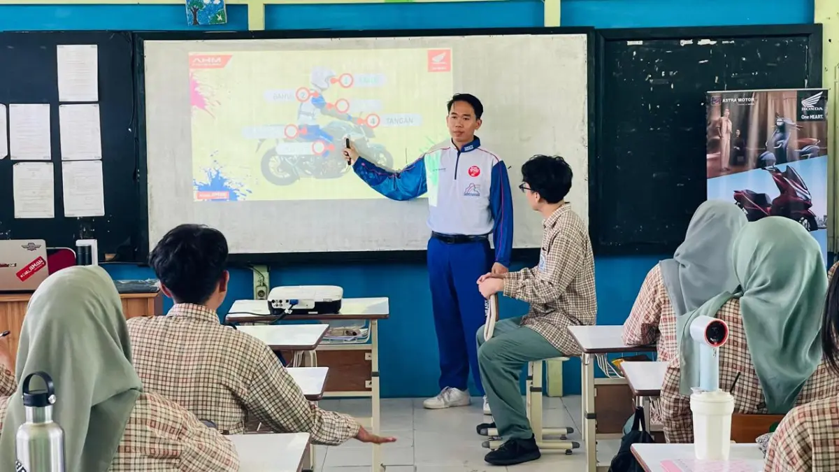 Asmo Kalbar saat Bekali Pelajar SMAN 5 Pontianak Edukasi Safety Riding.