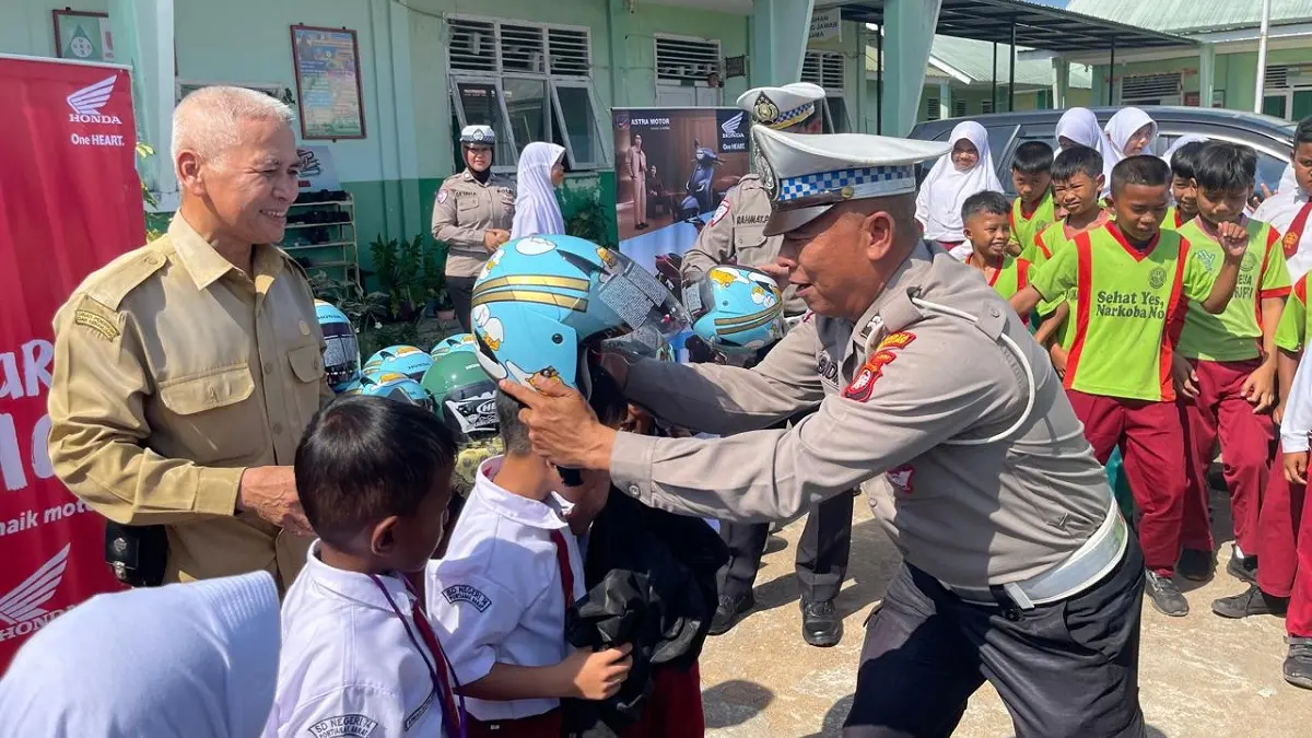 Asmo Kalbar saat beri edukasi keselamatan berlalu lintas bagi siswa SD Negeri 74 Pontianak, Senin (20/7).