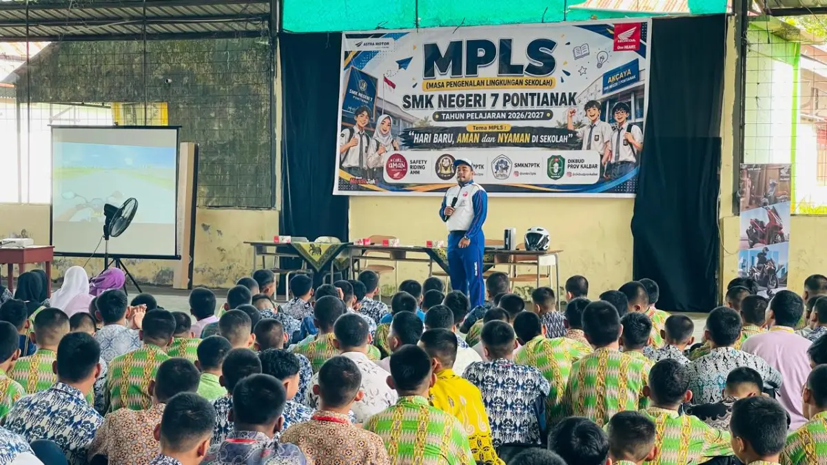 Asmo Kalbar saat memberikan pembekalan keselamatan berkendara kepada siswa baru SMK Negeri 7 Pontianak.