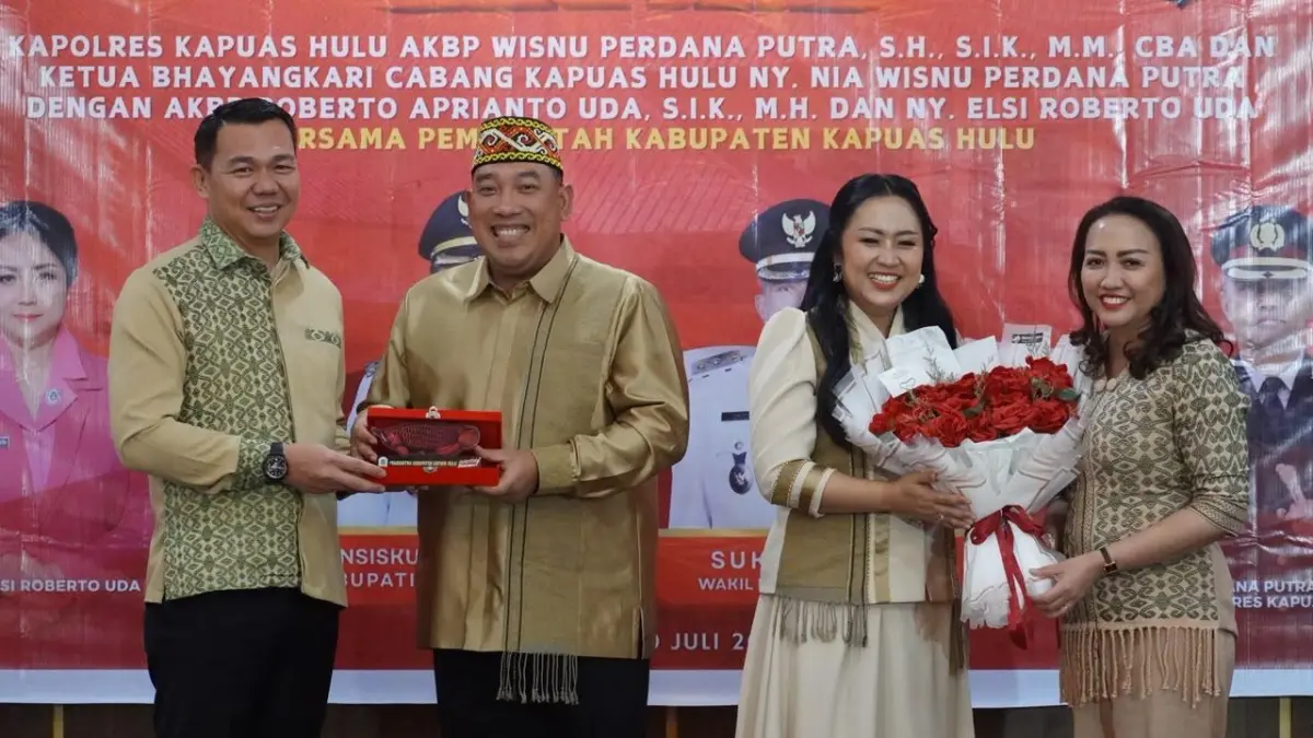 Bupati Kapuas Hulu Fransiskus Diaan memberikan cenderamata kepada AKBP Roberto Aprianto Uda pada Kamis (30/7). (ISTIMEWA)