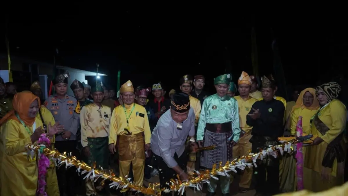  Bupati Ketapang, Alexander Wilyo, memotong bambu sebagai tanda dibukanya PSBM Manis Mata, Rabu (29/7) malam.