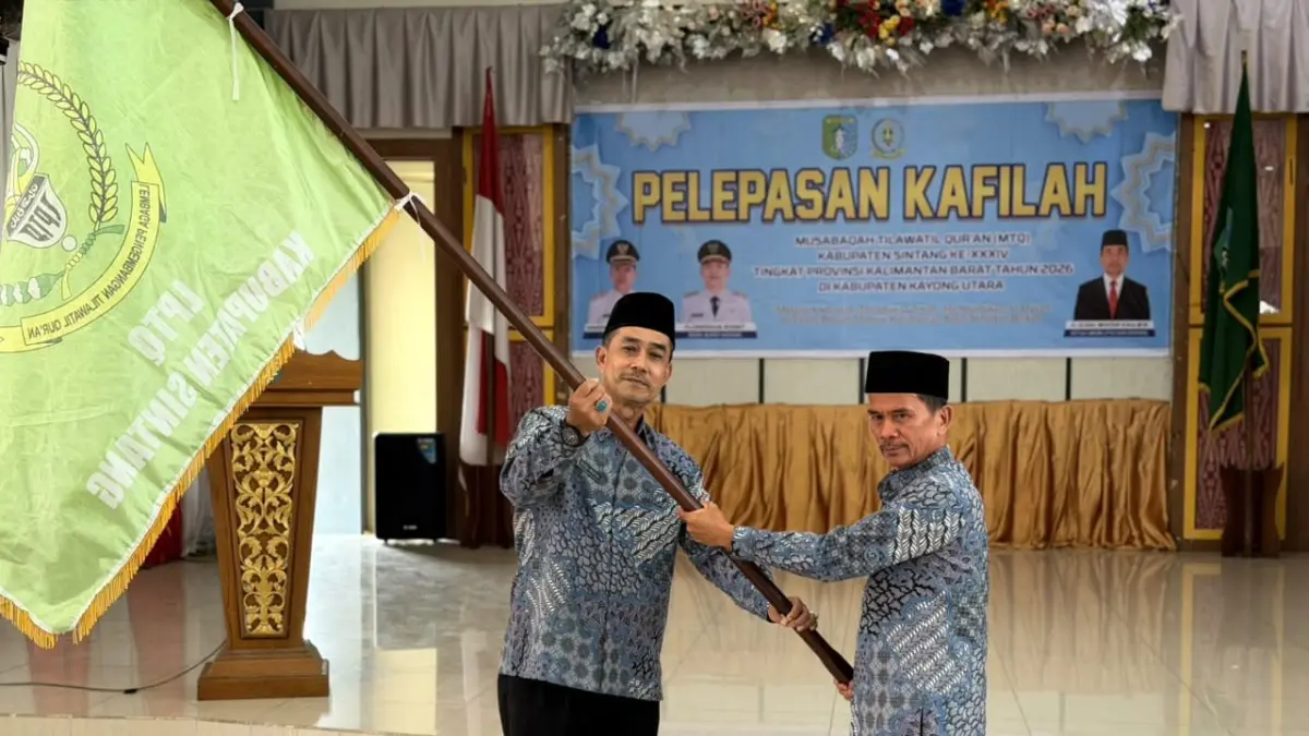 Bupati Sintang Gregorius Herkulanus Bala saat melepas kafilah MTQ Kabupaten Sintang di Pendopo Bupati Sintang, Kamis (30/7).(ISTIMEWA) 