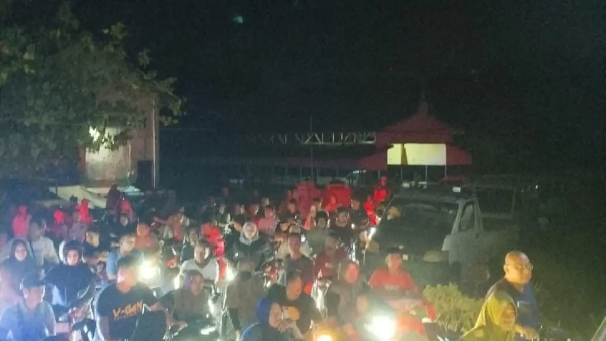 Demi memperoleh BBM jenis Pertalite warga rela mengantre di SPBN Sukadana, Kabupaten Kayong Utara, Kalimantan Barat. (ISTIMEWA)