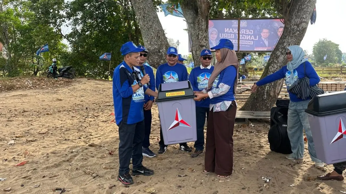 DPC Demokrat Kabupaten Ketapang menggelar Gerakan Langit Biru Indonesia ASRI di Pantai Morkes, Kelurahan Tuan-Tuan, Kecamatan Benua Kayong, sebagai bagian dari rangkaian peringatan Hari Ulang Tahun (HUT) ke-25 Partai Demokrat. (ISTIMEWA)