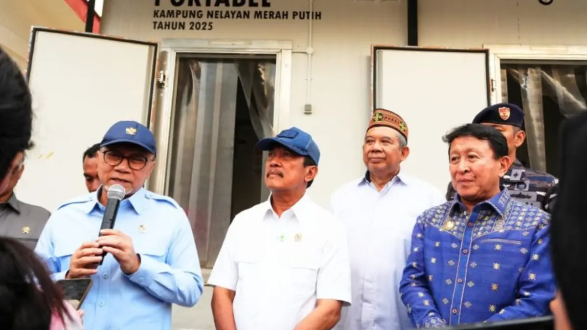 Menteri Koordinator Bidang Pangan Zulkifli Hasan (kiri) didampingi Menteri Kelautan dan Perikanan Sakti Wahyu Trenggono (tengah) meninjau fasilitas gudang beku portabel di Kampung Nelayan Merah Putih (KNMP) Warloka, Kabupaten Manggarai Barat, Nusa Tenggara Timur, Kamis (30/7). (ANTARA/HO-Kementerian Koordinator Bidang Pangan)
