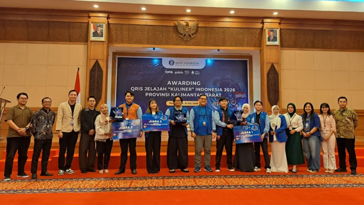 Foto bersama para peserta dan juara dalam ajang Qris Jelajah Indonesia yang digelar oleh Bank Indonesia perwakilan Kalimantan Barat pada Jumat (31/7). (NOVANTAR RAMSES NEGARA/PONTIANAK POST)