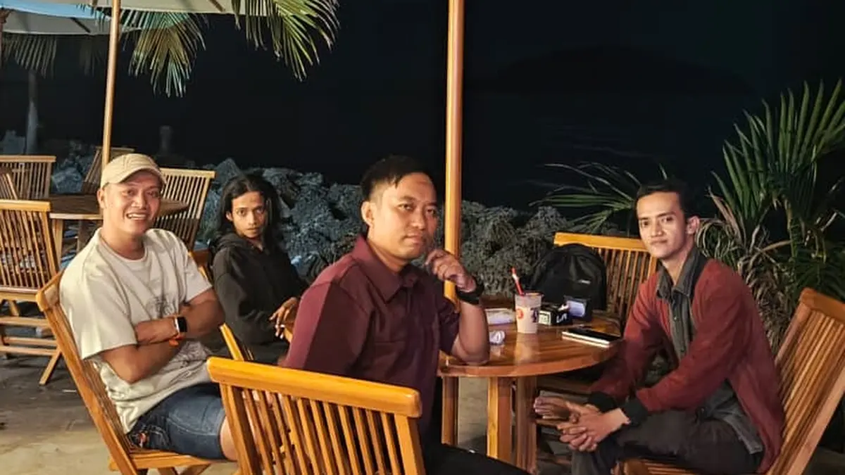 Fredy Pratama (berjaket merah sebelah kanan), nelayan asal Kuala Kecapah saat bersama teman sebayanya mendiskusikan pentingnya melestarikan tradisi Robo-robo di Mempawah. 